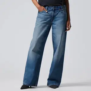 Ett par low waist jeans i modellen Ample från Weekday. Använda max 3 gånger pga för långa för mig. Jag är 165 men med rätt korta ben så det är nog inte till nån hjälp🕺