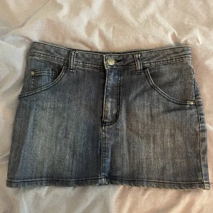 Jeans kjol - Snygg jeans kjol i bra skick, från Hm storlek 36