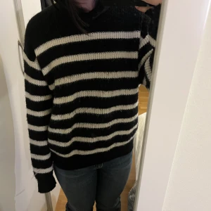 Stickad tröja  - Randig stickad tröja i fint skick🥰