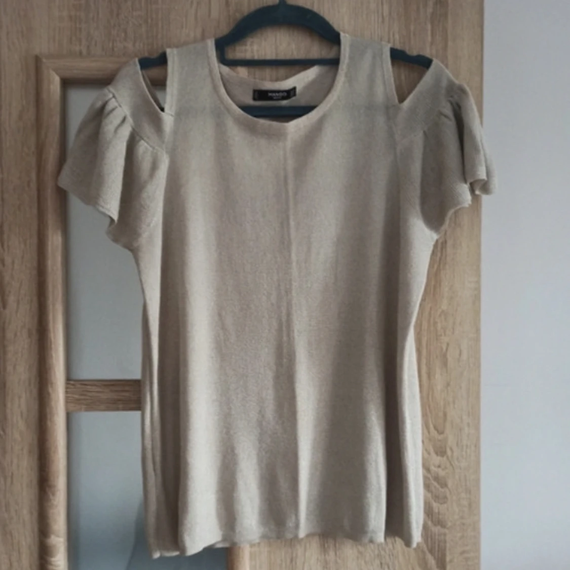 Topp med cut out på axlarna