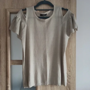 Topp med cut out på axlarna - Så cool topp från mango med cut out på axlarna