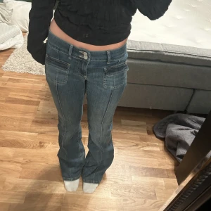 Lågmidjade bootcut jeans - Säljer mina lågmidjade bootcut jeans då de inte kommer till användning längre! Använda ett fåtal gånger så de är som nyskick. De är i storlek 36 och köpta för 699kr💕