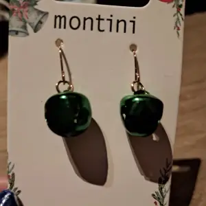 Säljer dessa gröna örhängen från ur&penn, det är en bjällra eller liknande inuti. Jättefina inför jul💚Fick dem i en mystery bag och säljer eftersom jag inte har hål i öronen. Nypris 29 kr säljer för 20 kr. Skriv om ni undrar nåt eller vill ha fler bilder.