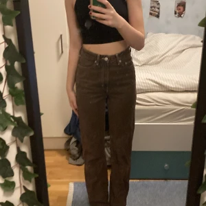 Bruna Weekday jeans - Högmidjade lite vida och bruna jeans från Weekday och i bra skick. Säljs för att dem inte längre andvänds💕