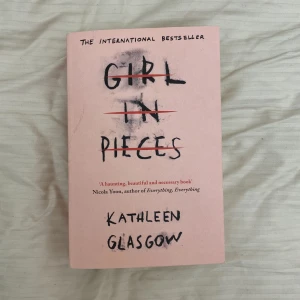 Girl in pieces - Har inte läst och kommer inte göra det därför säljer jag den💗 