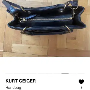 Jätte fin Kurt Geiger väska, kommer inte till så mycket användning så funderar på att sälja. Knappt använd , tillkommer dustbag och även ett längre band. Rymlig och jätte fin! Köpt på Vestiaire!💞💘💖
