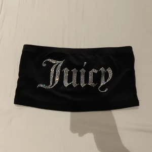 Juicy couture topp - Jättefin Juicy Couture topp. Använd ett antal gånger men ser fortfarande ut som ny. I storlek M men skulle också säga passar en storlek S. Ordinarie pris 500kr.
