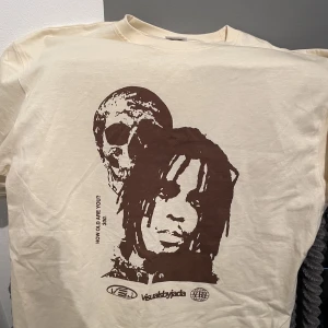 Chief Keef Merch T-Shirt - How old are you? 300 Säljer iväg en one of a kind chieef keef tisha som är i sjukt bra skick, det är en unik och legit merch tisha 1/1