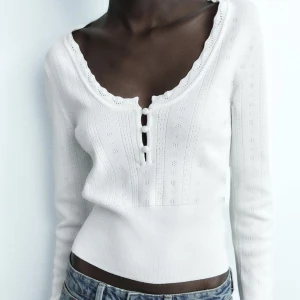 Tröjor  - Säljer två likadana tröjor fårn zara. En i vit och den andra i svart. De är aldrig använda då de är för svå för mig 🫶🏽nypris 299/st. Jag säljer 1 för 250 men båda för 400kr ❤️❤️