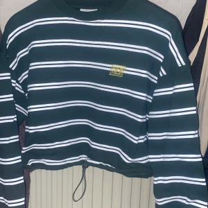 Magtröja - Magtröja från Junkyard i storlek L. Använd ett par gånger. Snöret på tredje bilden är tyvärr sönder. Därför säljs den billigt💕