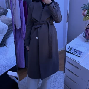Kappa - Säljer denna otroligt fina bruna kappa, storlek 36 endast testad❤️