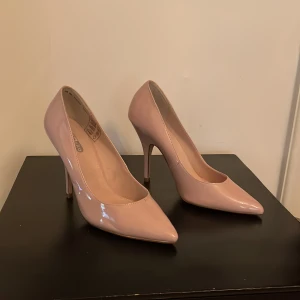 Pumps - Oanvända pumps i konstskinn