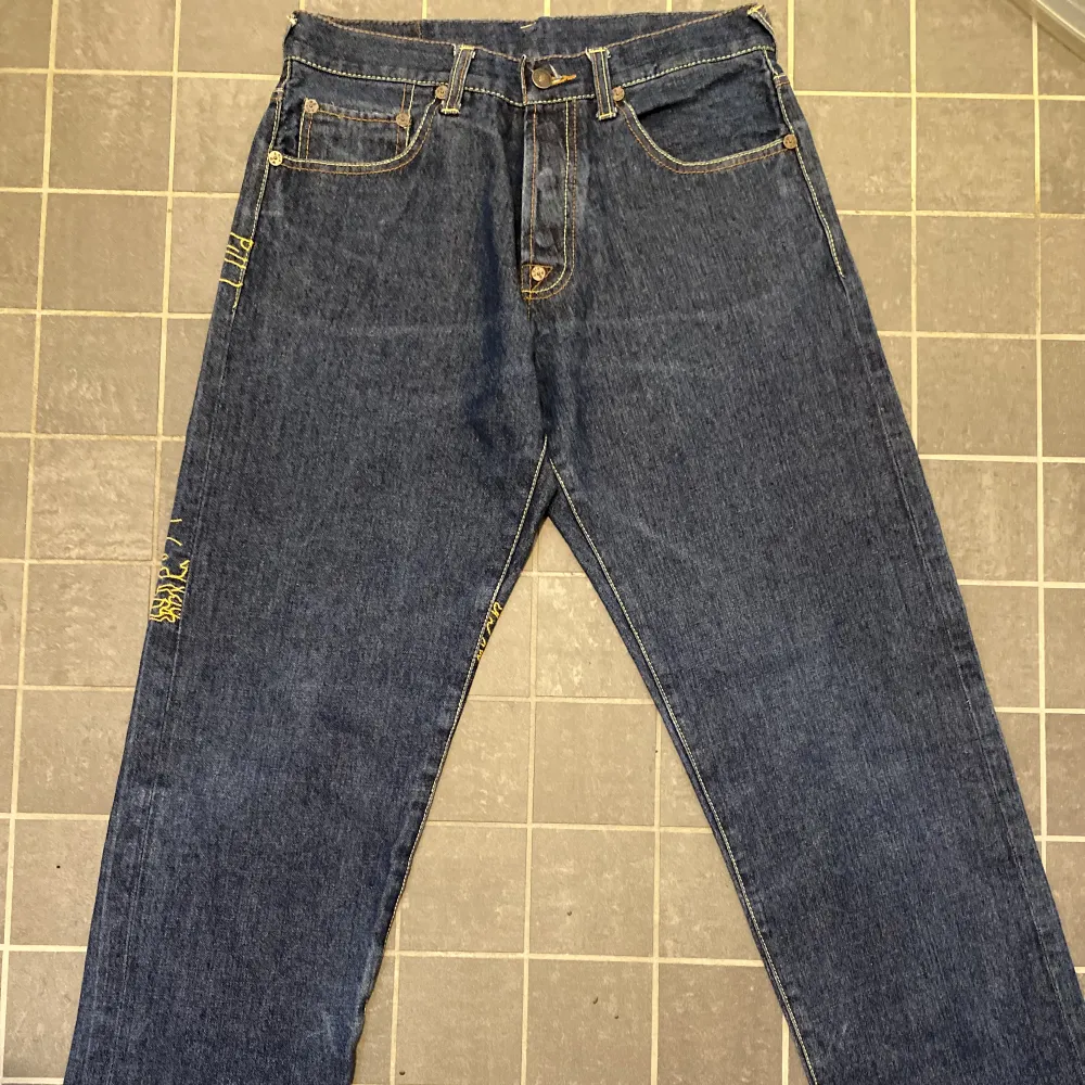 Riktigt snygga evisu jeans som jag hade använt om dem inte vorit för små. Dem har en liten skada vid hälen men de syns inte riktigt. Strlk 32 (r3plica) pris är ej hugget i sten vid snabbt köp.. Jeans & Byxor.