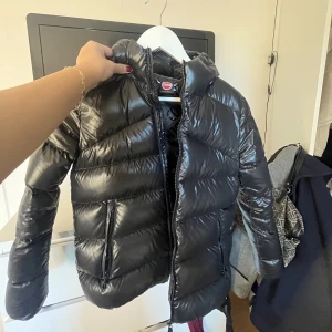 colmar jacka INTRESSEKOLL - Tänkte kolla intresset på min super snygga colmar jacka!! Vet inte vilken storlek men så här sitter den på mig som är 154 men passar även någon som är någorlunda längre!😌många är intresserade, buda! BUDET LIGGER PÅ 2700kr just nu 
