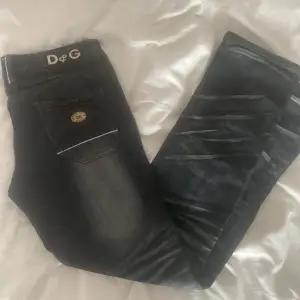Snygga Dolce and Gabbana lågmidjade jeans med glitterdetaljer på fickorna. Passar xs/s. 