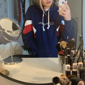 Champion Hoodie - Säljer denna snygga hoodien från champion då den inte kommer till användning längre. Köparen betalar frakten, meddela vid frågor!🌹