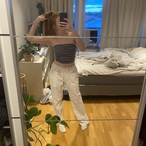 Madlady linnebyxor vita - Säljer mina linnebyxor ifrån madlady då de var alldeles för stora på mig. Jag är 165cm lång! Aldrig använda (endast testade) så i väldigt bra skick. De är köpta för 599:-.  Skriv om ni har båge frågor! 