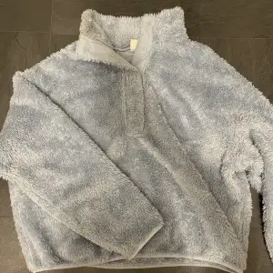 Säljer denna mysiga hoodie, pga jag ej använder den längre 