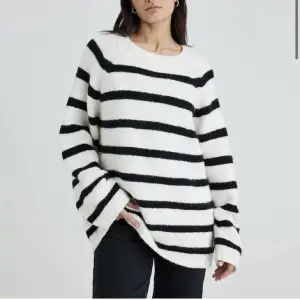 Säljer denna superfina randiga tröjan från bikbok! Endast använd 1 gång! Slutsåld! ❤️storlek xs men passar xs-M ❤️ säljer likadan i vit också!