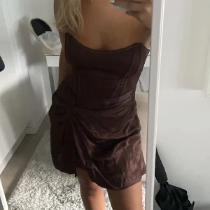 Zara klänning - Jättefin klänning från zara i Strl L, är vanligtvis en s/m men köpt L pga av längden