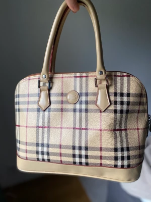 Väska - Söt väska, burberry liknande, alltså ej äkta. 