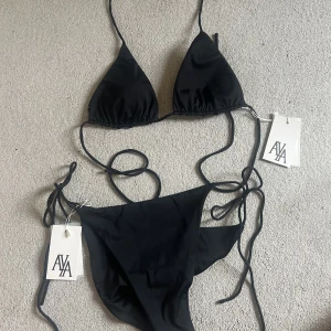 AYA bikini  - Köpte denna snygga, enkla bikini innan sommaren på Ayalabel. Tyvärr inte fått användning av den och väljer därför att sälja den nu till riktigt bra pris. Nypris är ca 500kr delen, jag säljer för 300kr tillsammans🤩