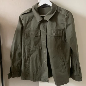 Tunn jacka - Grön jacka från Kappahl i storlek M. Använd enstaka gång.