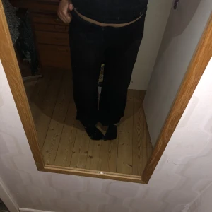 Svarta linnebyxor - Hej! Jag säljer mina svarta linnebyxor ifrån Gina tricot eftersom att dem har blivit för stora (gammal bild) Skriv för mer bilder!