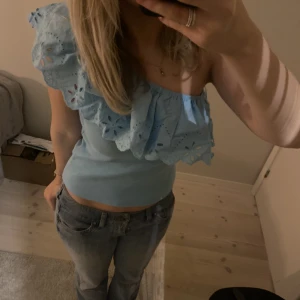 Zara blus - Blå volang blus från zara barn!
