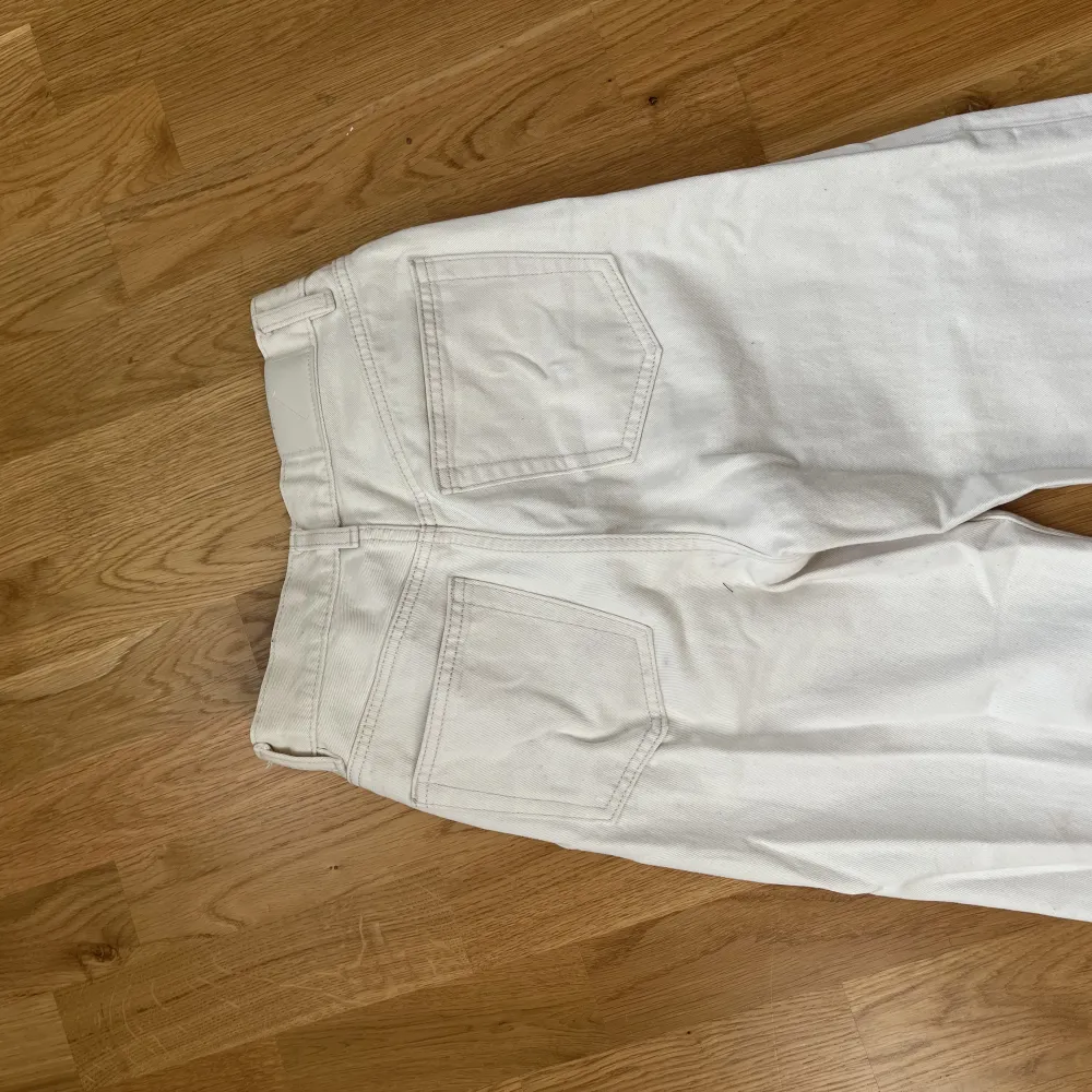 säljer dessa jättefina vita raka jeans med hög midja😊 Stay- köpta på carlings Storlek XXS men funkar bra på mig som har XS och ibland S😇. Jeans & Byxor.