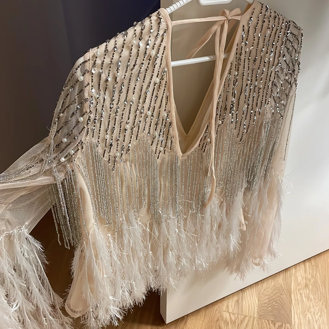 Smyckad tröjja med fjädrar  - 91