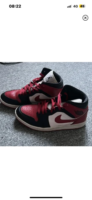Skit snygga Jordans mid! - Jätte snygga jordan 1, har några defekter där av priset. Köpte för 1500 säljer för 450 så väldigt bra pris. Skriv privat för fler bilder!