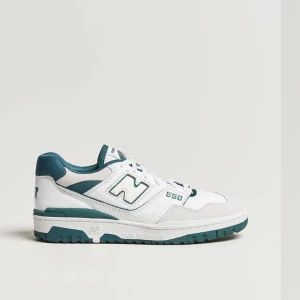 New balance 550 - Säljer mina superfina new balance 550 pga köp av fel storlek och kan ej returera då jag råkade ta bort lappen. Nypris 1699 säljer för 1000. Kan skicka fler bilder.