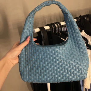 Väska  - En blå väska ifrån NA-KD! Som är slutsåld