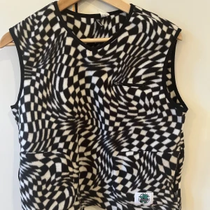 Cool väst i fleece m mönster  - Fin väst i fleece  Lagom tunn (kan ha inomhus) fin med långärmad tröja under  Storlek s  