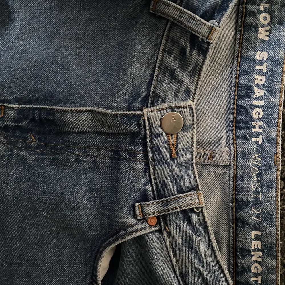 Fina jeans från bikbok med medel låg midja. De är använda fåtal gånger och är i fint skick.💕. Jeans & Byxor.