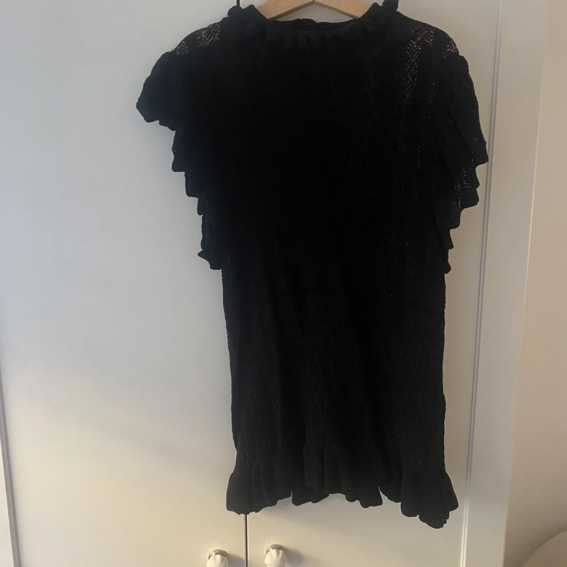 Zara topp i pointelle med volanger