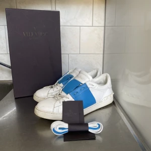 Valentino skor - Har används mycket men fortfarande i bra skick. Sulan i skon har flaws men inget som syns när man använder skorna. Tveka inte på att fråga om fler bilder eller annat