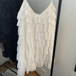 Studentklänning - Skitsnygg klänning perfekt till studenten. Har bara använt en gång! Från wolf & badger. 💖 är 165 cm brukar ha s. Köpt för 1700 kr ❤️