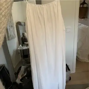 Suuuper fin vit lång klänning! säljer då jag har många andra🥰