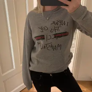 Säljer denna super unika sweatshirt! Köpte på butiken Jackie.