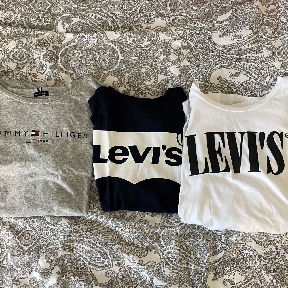 Säljer dessa tre märkes t-shirts från Levi’s och Tommy Hilfiger. Ingen av t-shirtsen är särskilt mycket använd, alla är i mycket fint skick ☺️Den mörkblåa levi’s tröjan är i storlek 14 (xs/s), den vita levi’s i storlek L och Tommy Hilfiger i 176 (S) 🥰. T-shirts.