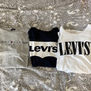T-shirts  - Säljer dessa tre märkes t-shirts från Levi’s och Tommy Hilfiger. Ingen av t-shirtsen är särskilt mycket använd, alla är i mycket fint skick ☺️Den mörkblåa levi’s tröjan är i storlek 14 (xs/s), den vita levi’s i storlek L och Tommy Hilfiger i 176 (S) 🥰