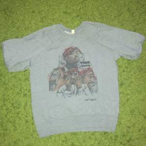 Banger Tupac tröja som jag säljer då den är lite liten. Köparen står för frakt.