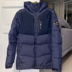 Sail Racing Jacka Blå - Otroligt bra skick som ny inprincip, storlek L men kan passa även M och XL     Köpt på best of brands för 4500kr