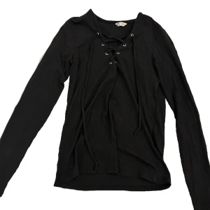 Långärmad tröja - Långärmad tröja med justerbara snören. Bra skick. I storlek S från cubus. Säljer då jag har en till likadan tröja.