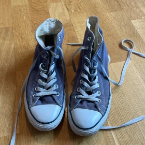 Blå Converse  - Converse som är rätt så använda. De är i helt okej skick inga skador.
