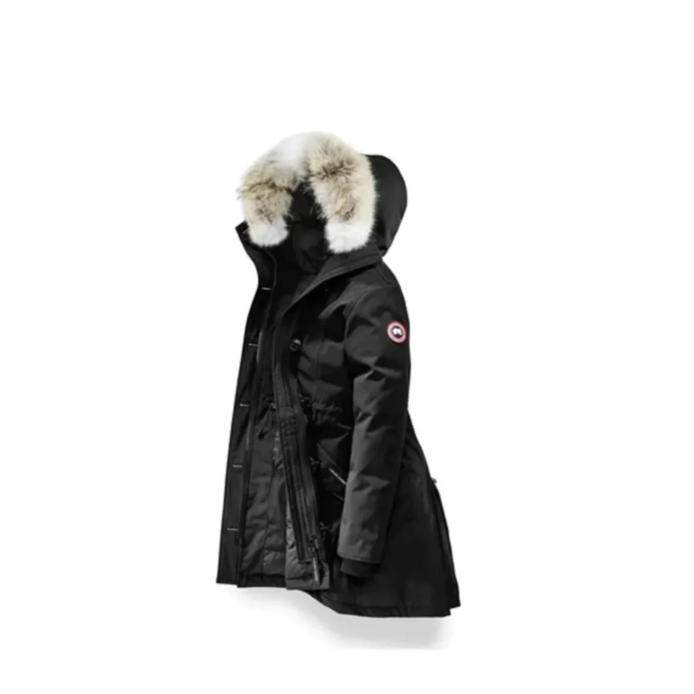 Säljer denna helt nya Canada Goose jackan i modellen Rossclair då den inte kommer till användning. Har bara hängt i garderoben. Storlek M men sitter som en S. Jackor.