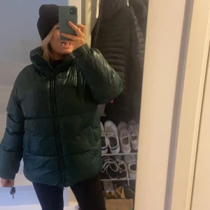 Grön dunjacka  - En mökrgrön dunjacka från monki! Bra skick, använd fåtal gånger. Värmer bra och är väldigt skön. Nypris 600kr säljes för 300kr! Lite stor i storleken, är vanligtvis en M men S är bra på mig. 