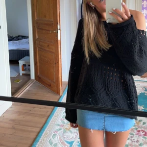 Stickad tröja  - Stickad tröja som är köpt på second hand i Paris! Kommer inte till så mycket användning längre där av säljer jag den, annars jättefin!🫶🏼🙌🏼